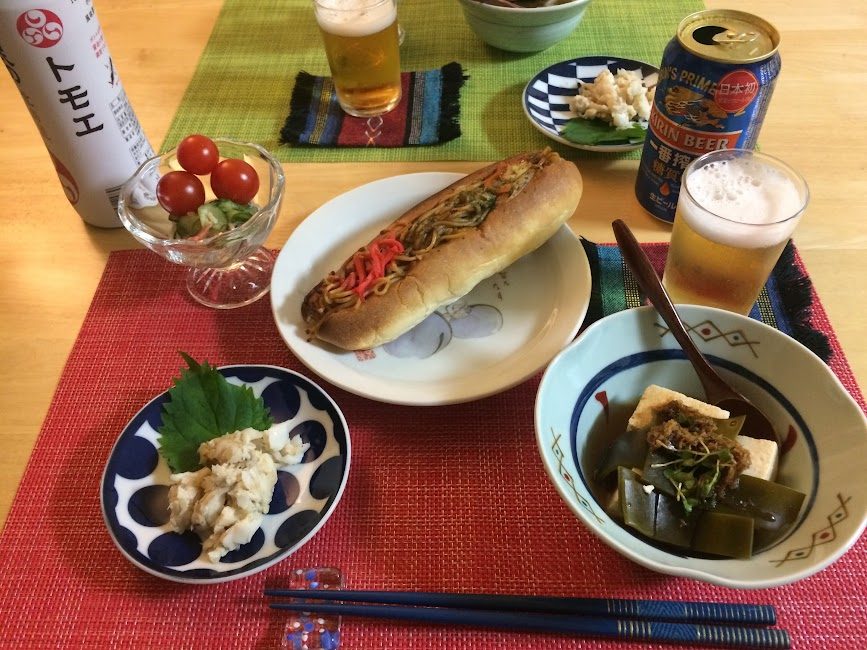ハセガワストアのやきそばドッグとキリンビールの家庭での夕食