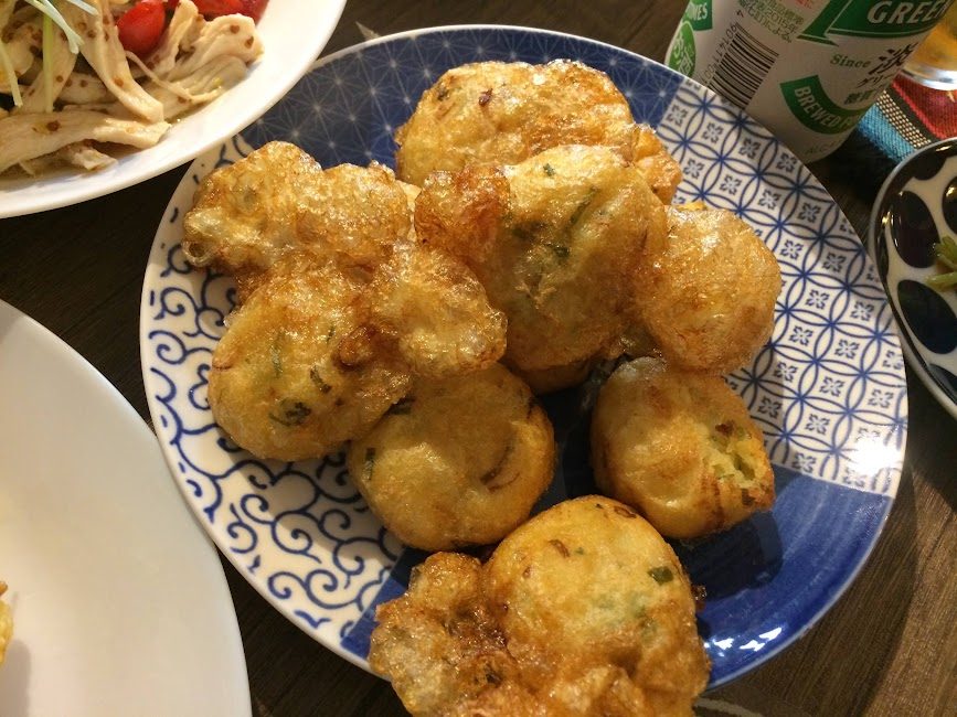 青い和皿に盛られたインドネシア風じゃがいもコロッケperkedel kentang