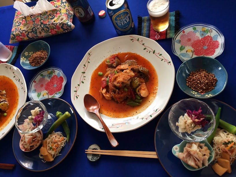 沖縄料理と蕎麦の実が並ぶ島とうがらし風味の食卓