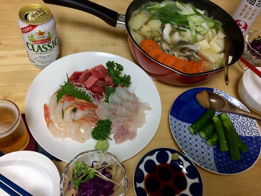函館の本マグロ・海老・白身魚の刺身盛りとサッポロクラシック缶ビール