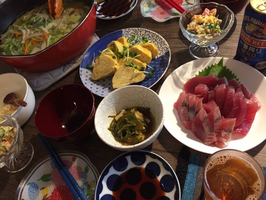 生カツオの刺身と玉子焼き・鍋を囲む九州の自炊夕食