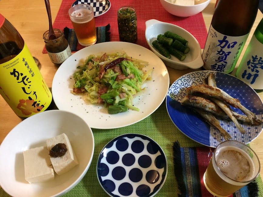 函館産コマイ焼きと加賀鳶の日本酒が並ぶ晩酌テーブル