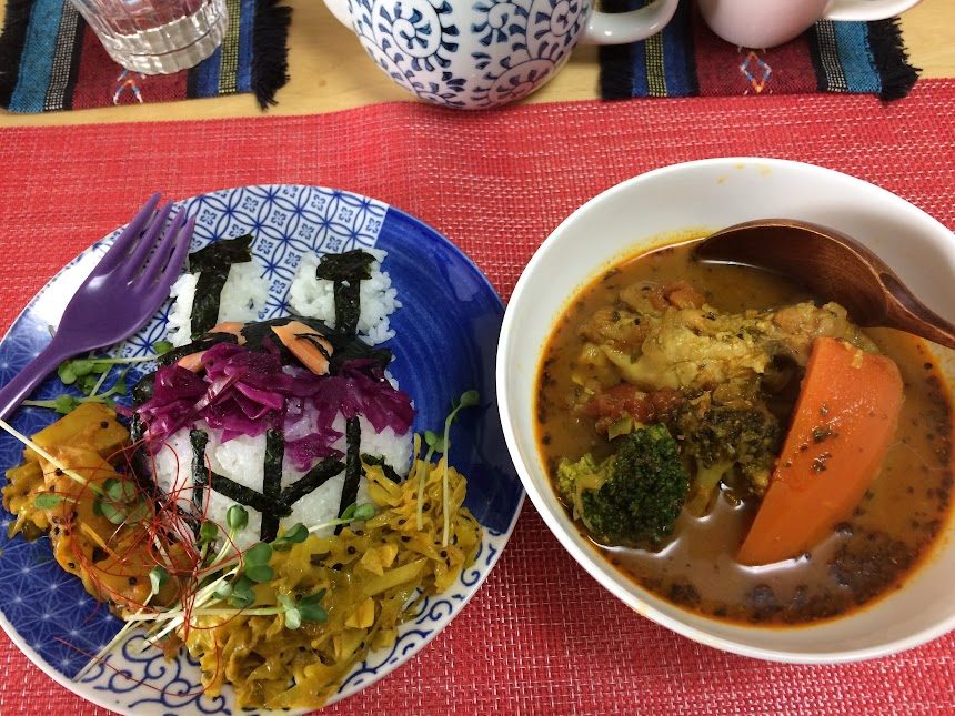 バイキンマン型おにぎりと野菜たっぷり自炊スープカレー