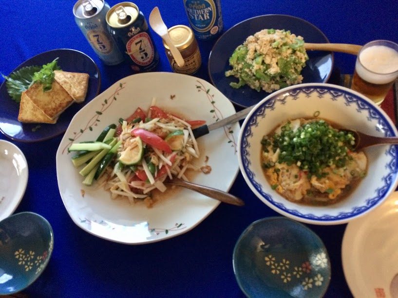 マクワウリで作ったソムタム風アレンジ料理と島豆腐ステーキの食卓