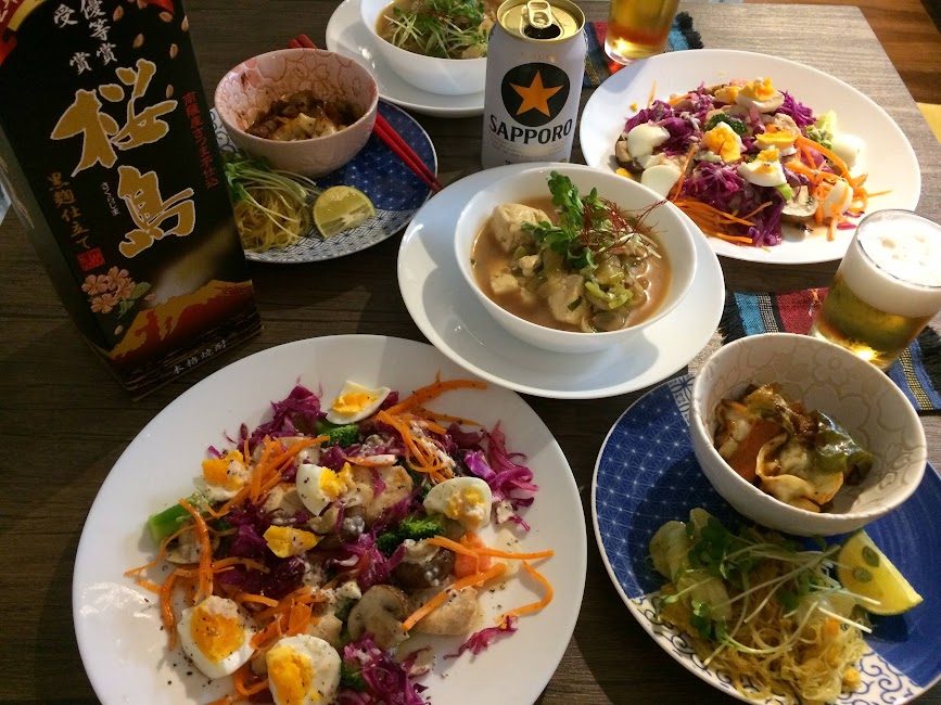 九州の卵料理とサッポロビールが並ぶ自炊の食卓