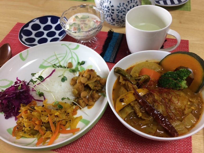 野菜たっぷりの自家製スープカレーとライスプレートの献立