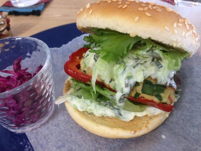 赤ピーマンの肉詰めハンバーガーと紫キャベツのサラダ