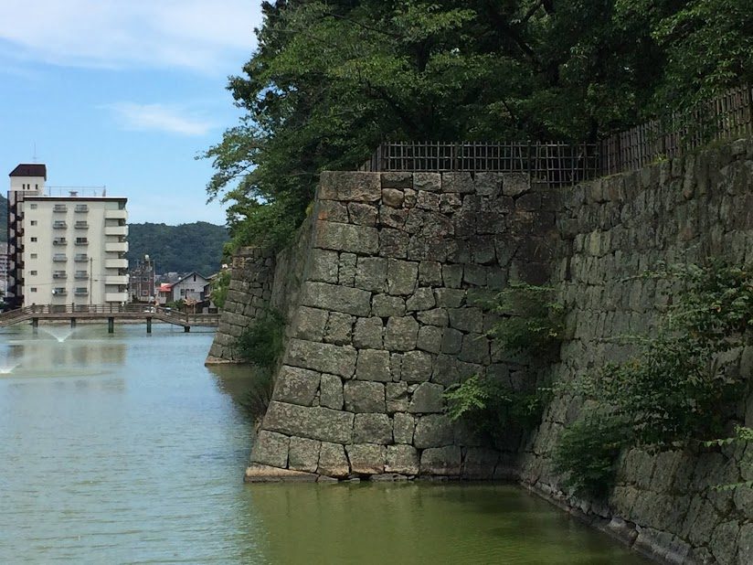 丸亀城のお堀と重厚な石垣が連なる夏景色
