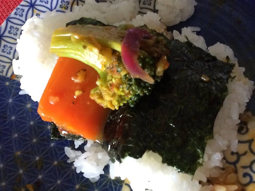 海苔とカレー野菜を乗せたスープカレーおにぎり