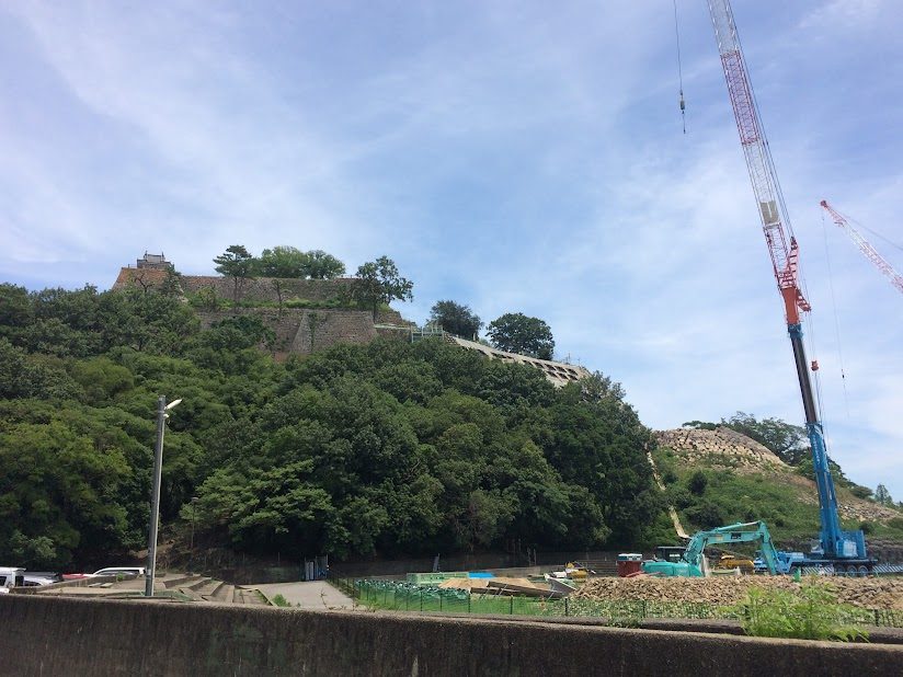 修復工事中のクレーンと丸亀城の崩れた石垣
